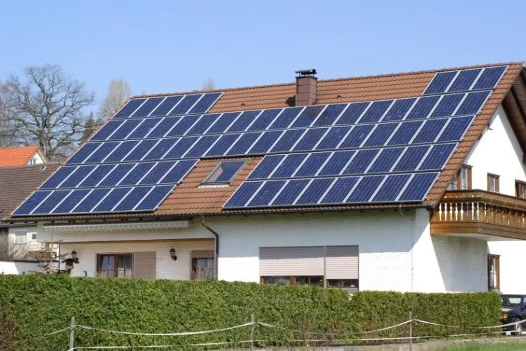 Bild: Auf Sonne und Holz setzen statt über hohe Energiepreise ärgern