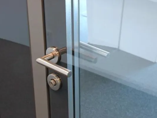 Bild: Feuer und Flamme für transparenten Brandschutz in höchster Qualität