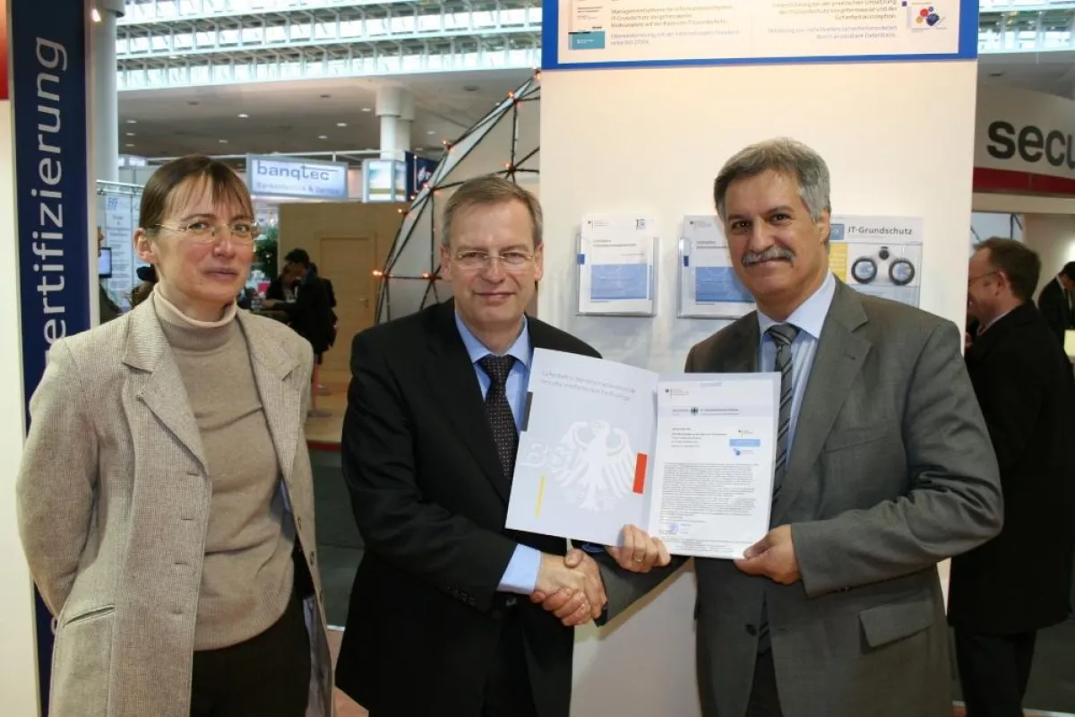 Übergabe des ISO 27001-Zertifikats vom BSI (v.l.n.r. Isabel Münch und Bernd Kowalski, BSI, Guido Müngersdorff, Phoenix Software GmbH)