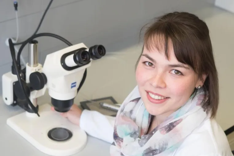 Stefanie Hillert schließt Ausbildung als beste deutsche Biologielaborantin ab Bild: Stefanie Hillert schließt Ausbildung als beste deutsche Biologielaborantin ab
