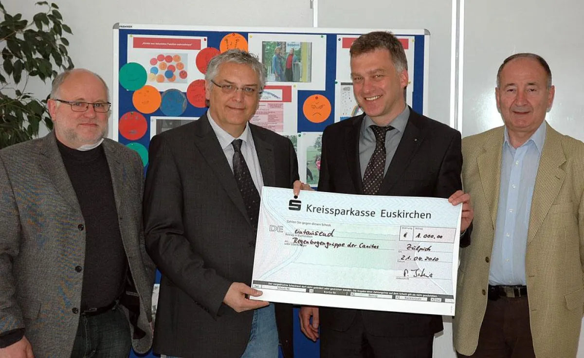 Bernhard Becker und Franz Josef Funken von der Caritas nehmen die Spende der Lions entgegen.