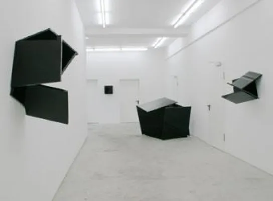 Bild: „Ausgewählt“ – Plastiken im Moment des labilen Gleichgewichts