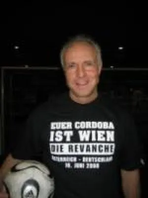 Bild: Michael Rummenigge grüßt Hans Krankl und Kollegen - die Revanche für Cordoba steht an