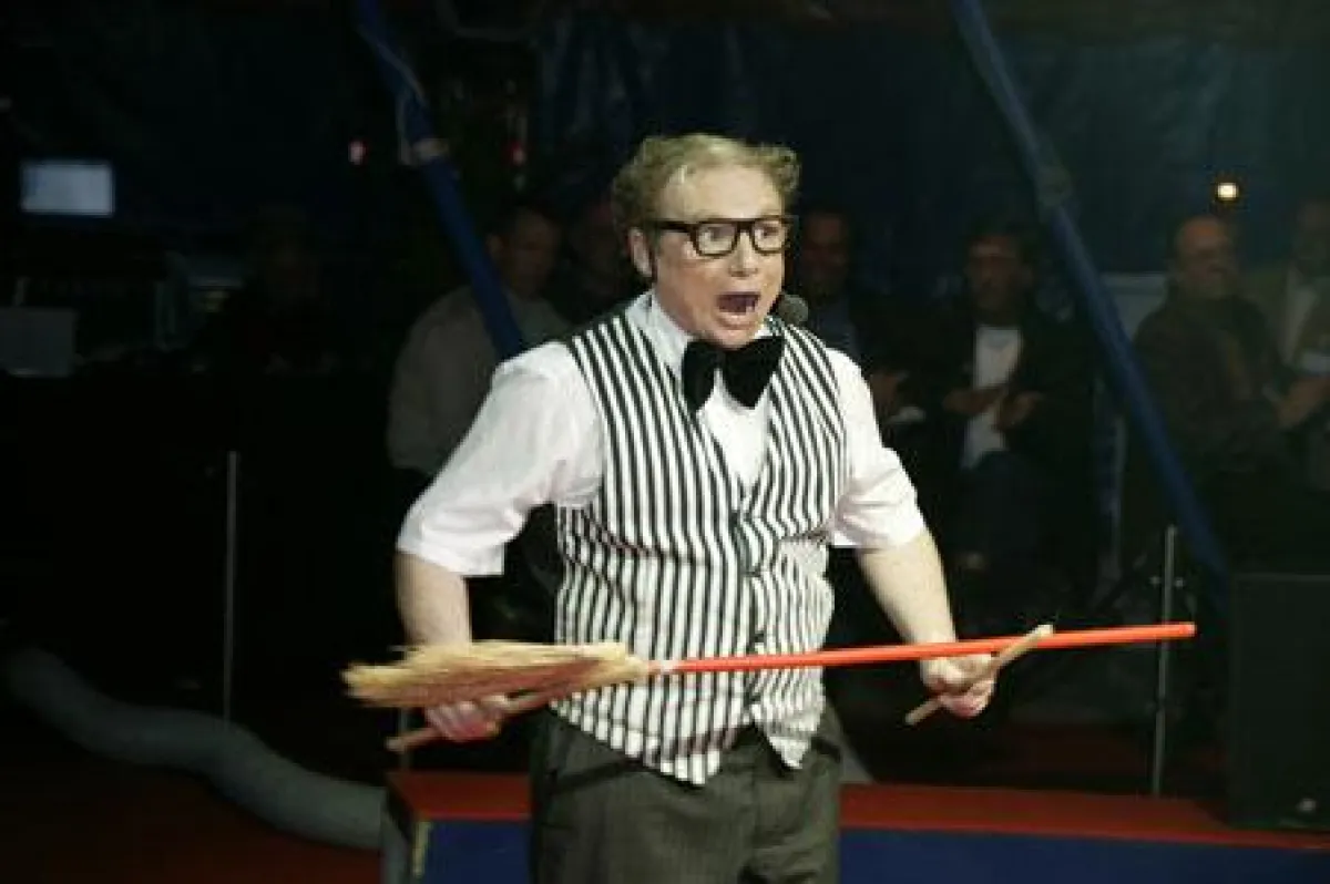 Zauberer und Kabarettist Leonhard sorgt für ihre Unterhaltung.