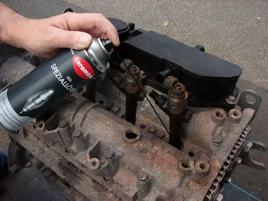 Bild: EDI Speziallöser von Caramba hilft bei festsitzenden Injektoren