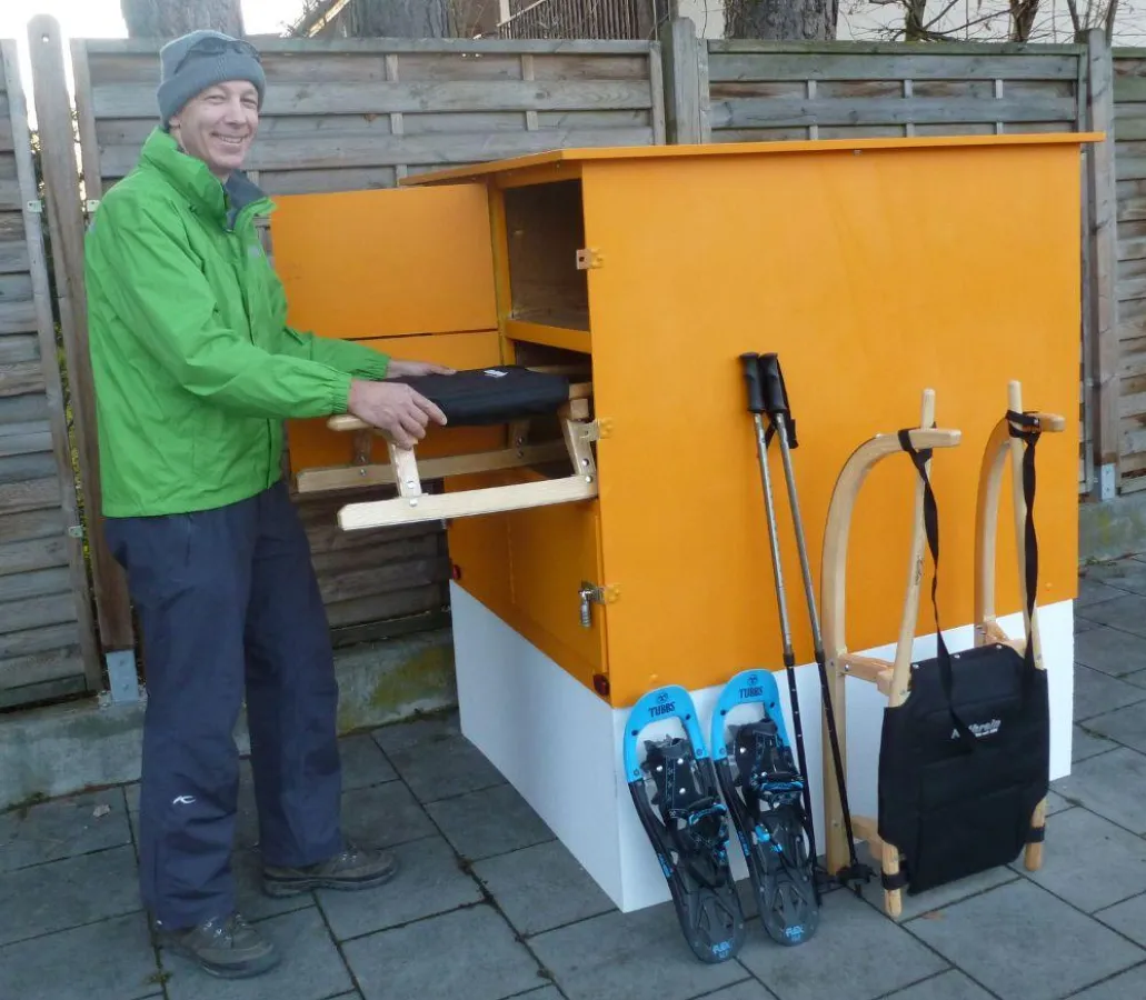 Neuartige Schließfach-Verleihstation für sportliche Tourenrodel und Schneeschuhe