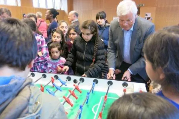 Bild: BALLY WULFF Stiftung spendet Kickertische