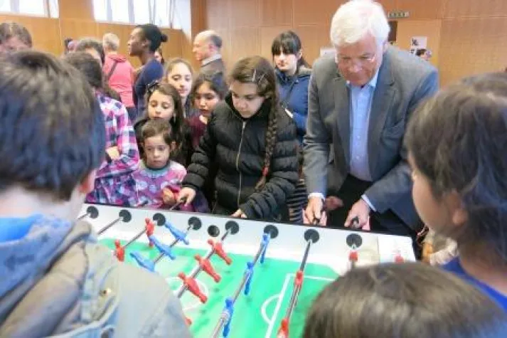 Bild: BALLY WULFF Stiftung spendet Kickertische