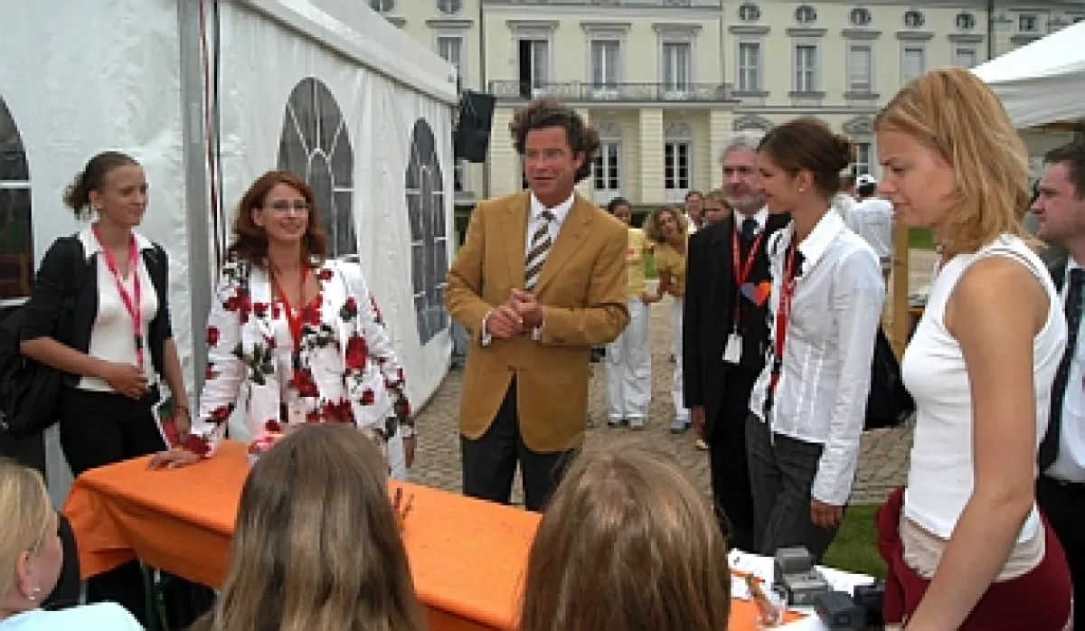 Dr. Florian Langenscheidt mit JUGEND HILFT! Preisträgern bei der feierlichen Siegerehrung auf Schloss Bellevue im Jahre 2003