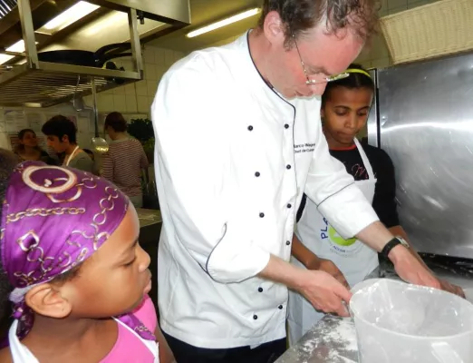 Bild: PLANET 21 DAY im Mercure Hotel München am Olympiapark: Kinder backen Brot