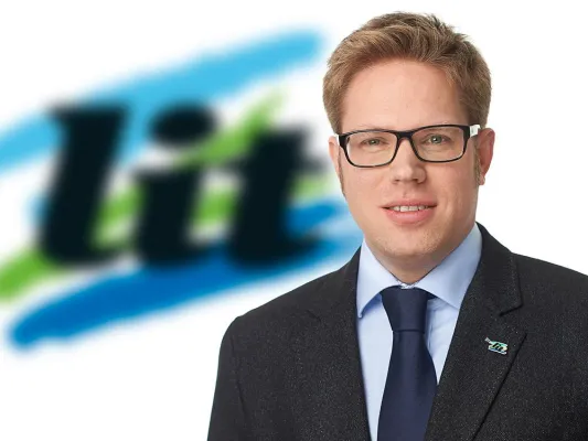 Bild: Robert Hennemann erhält Prokura
