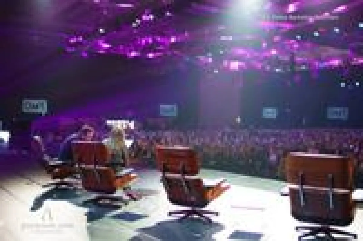 Die Online Marketing Rockstars haben es sich auf Lounge Chairs gemütlich gemacht.