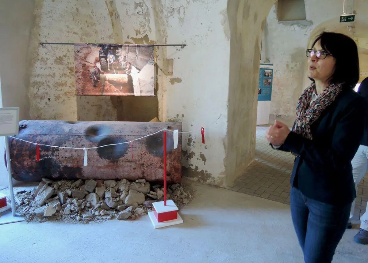 Dr. Petra Weiß informiert über den Fund der Metternicher Luftmine und die hier ausgestellte Hülle.