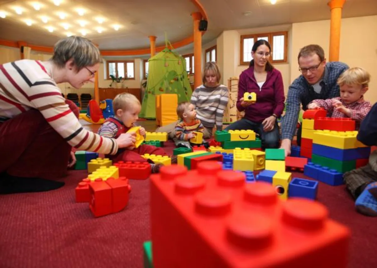 Hoffnung für unser Land: Spielen auf dem Winterspielplatz der Friedenskirche ist Kommunikation für jung und alt und damit ein kleines bisschen „Klebstoff“ für unsere Gesellschaft. Foto: Monarchis