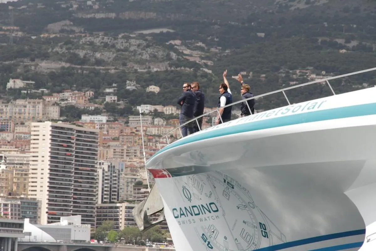 Nach 19 Monaten hat das größte je gebaute Solarschiff die Ziellinie in Monaco überschritten