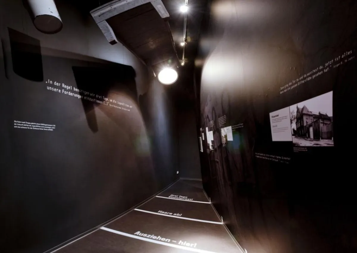 Raum 2, Alptraum, Ausstellung „Auf Biegen und Brechen. Geschlossener Jugendwerkhof Torgau 1964 - 1989“, Foto: Andreas Matthes /KOCMOC.NET