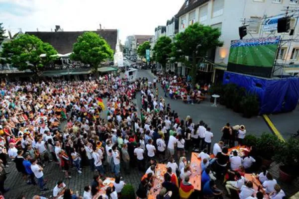 Das Public-Viewing in Sindelfingen bleibt der große Fanmagnet in der Region Bild: Das Public-Viewing in Sindelfingen bleibt der große Fanmagnet in der Region
