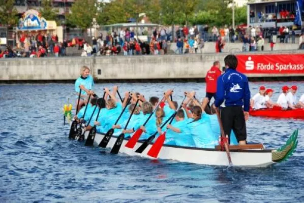 Bild: Da bewegt sich was: inlingua Kiel beim Drachenbootrennen mit dabei