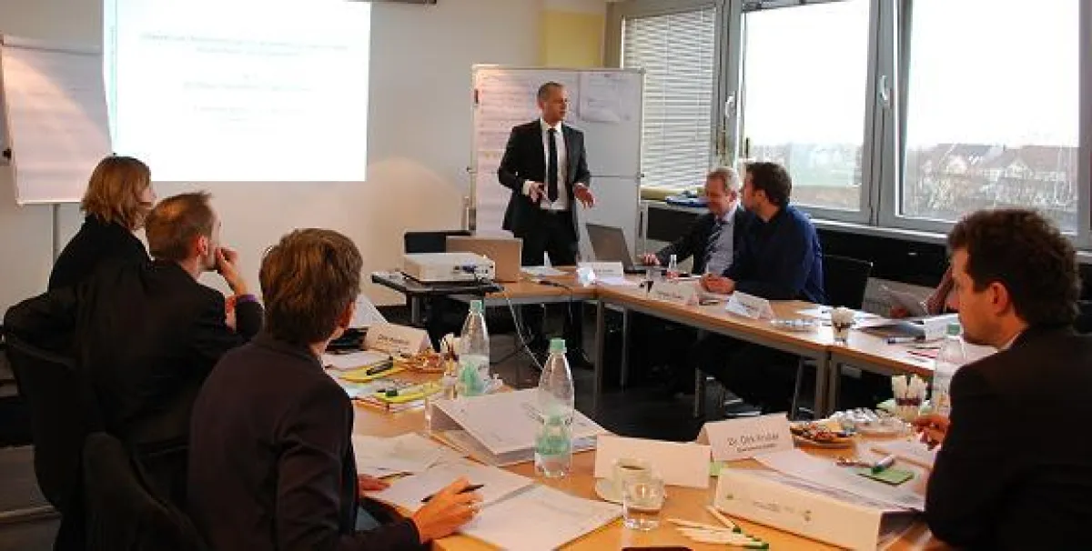 Die Teilnehmer in Aktion bei der 4. NetzWerke-Runde kunststoffland NRW zum Thema ?Leichtbau?