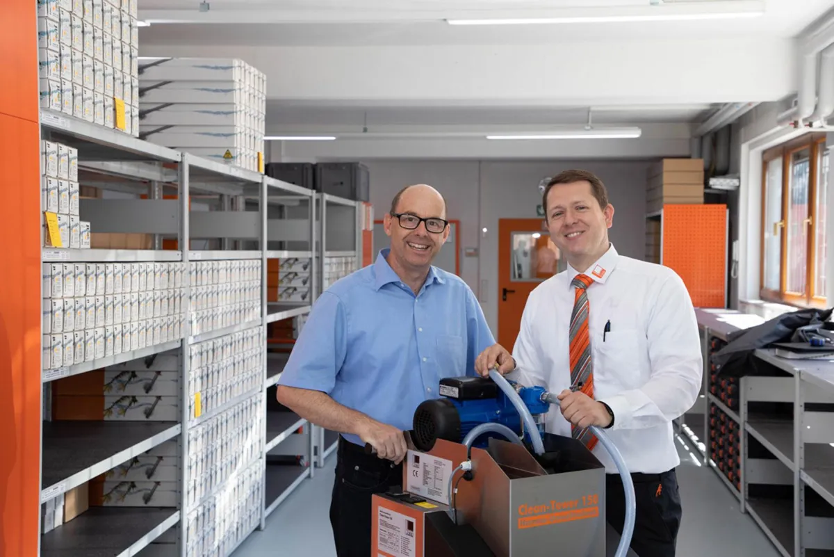 Ingo Haußer von HAHN+KOLB (li.) mit Alexander Hamma von Hamma Umwelttechnik in den neuen Räumen.