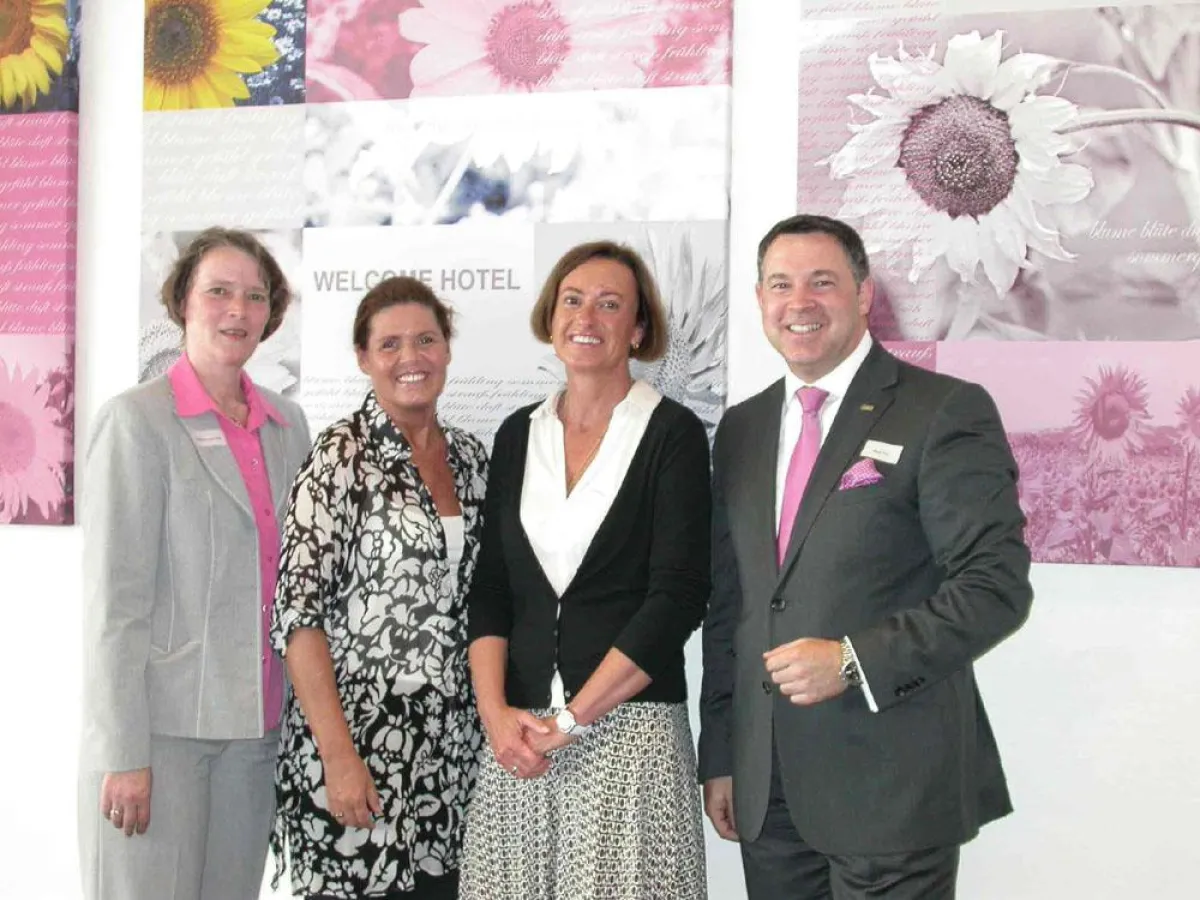 Quality Reservations Roadshow in Essen: QR-Geschäftsführerin Carolin Brauer (3.v.l.) mit dem Geschäftsführer der Welcome Hotels Mario Pick sowie (v.lks.) Waltraud Deymann vom Dorf Münsterland und Gabr