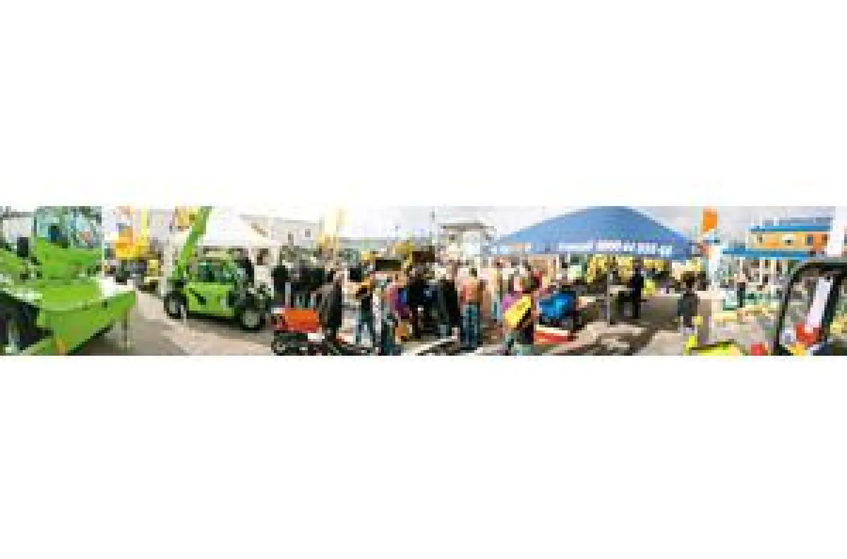 Mit zwei Ständen zeigt HKL BAUMASCHINEN wirtschaftliche Stärke auf der NordBau 2013.