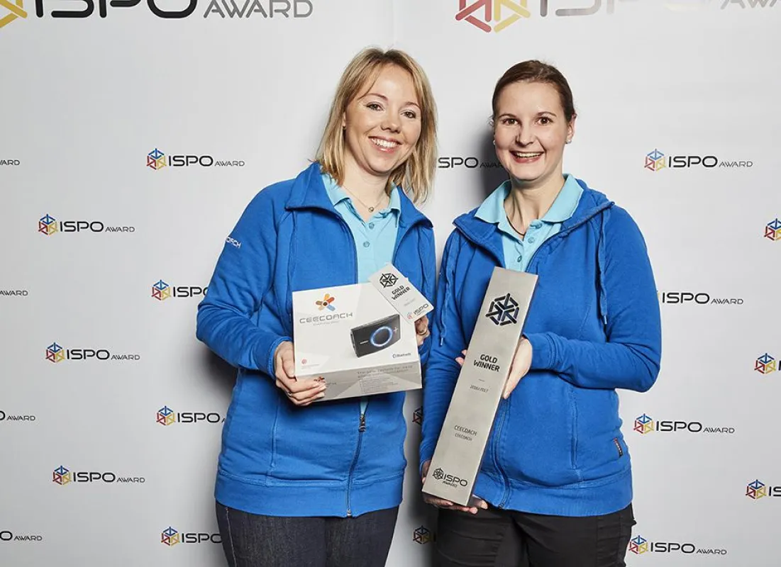 Julia Kopaunik (Presse & PR) und Sophie Lotz (Produktmanagement) nahmen die Auszeichnung entgegen.