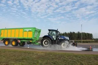 ADAC Fahrsicherheitszentrum in Linthe erweitert sein Angebot um Traktoren-Training Bild: ADAC Fahrsicherheitszentrum in Linthe erweitert sein Angebot um Traktoren-Training
