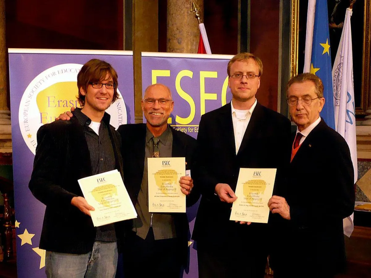 Die Übergabe der Auszeichnungen. v.l.: Simon Horn, Prof. Dr. Thomas A. Bauer, Christian Severin, Prof. Dr. Dr. Gerhard E. Ortner