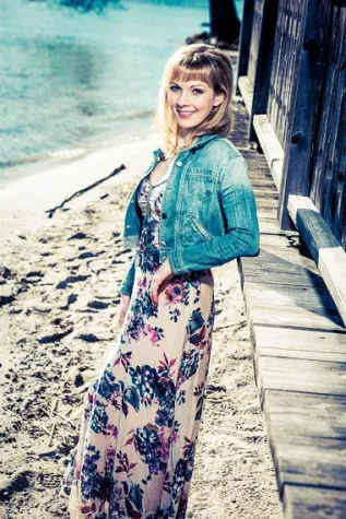 Bild: Blonder Schlagerzauber an der Hafenkante