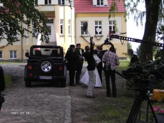 Bild: Produktion der ZDF-Serie Hallo Robbi beim Gutshaus Grubnow Rügen Ferienwohnungen