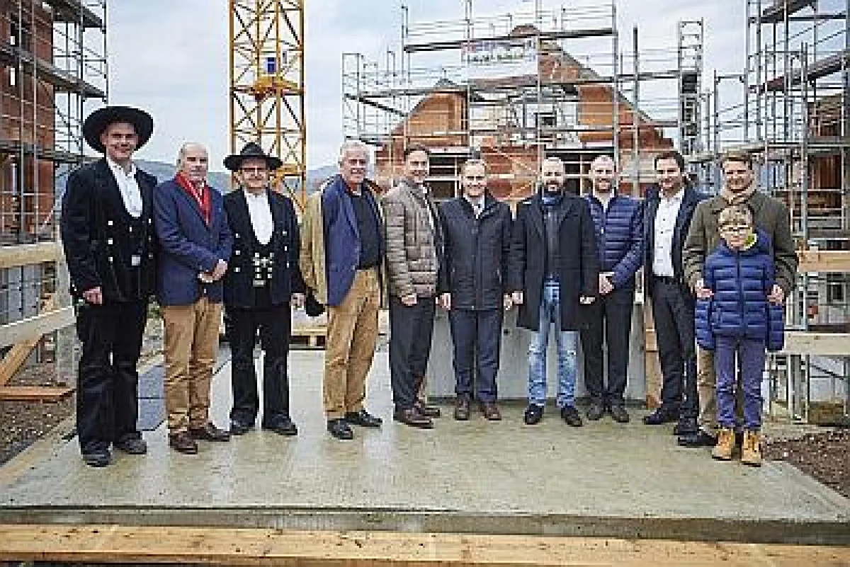 Das traditionelle Richtfest feierten die Beteiligten mit den Handwerkern.