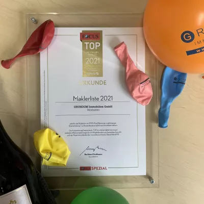 Bild: Auszeichnung als "TOP Immobilienmakler 2021" von FOCUS in Kooperation mit Statist GmbH.