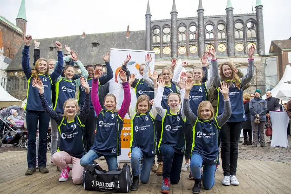 Neue Trikots für die U13-Basketballerinnnen vom Lübecker TS