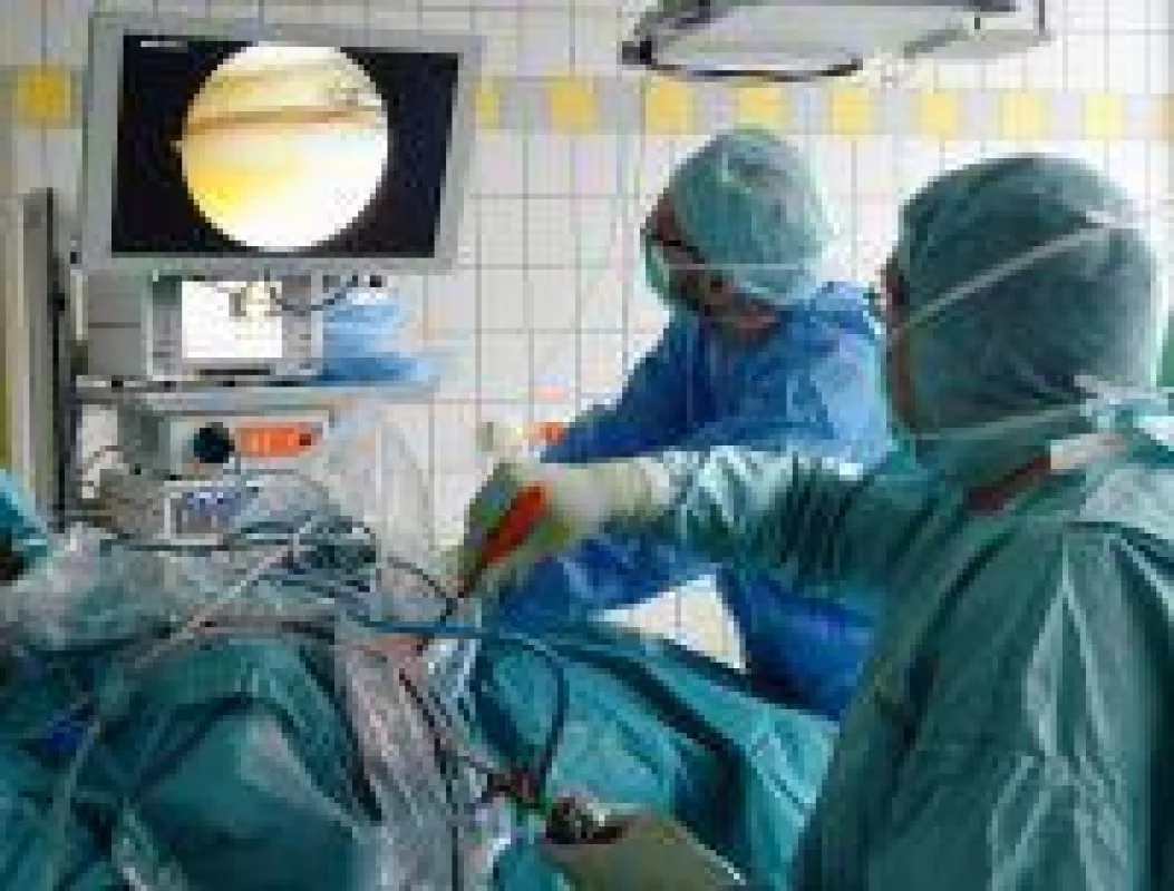 Routineeingriff: Chefarzt Dr. med. Holger Welsch (rechts) und sein Fachärzteteam führen häufig Arthroskopien durch.