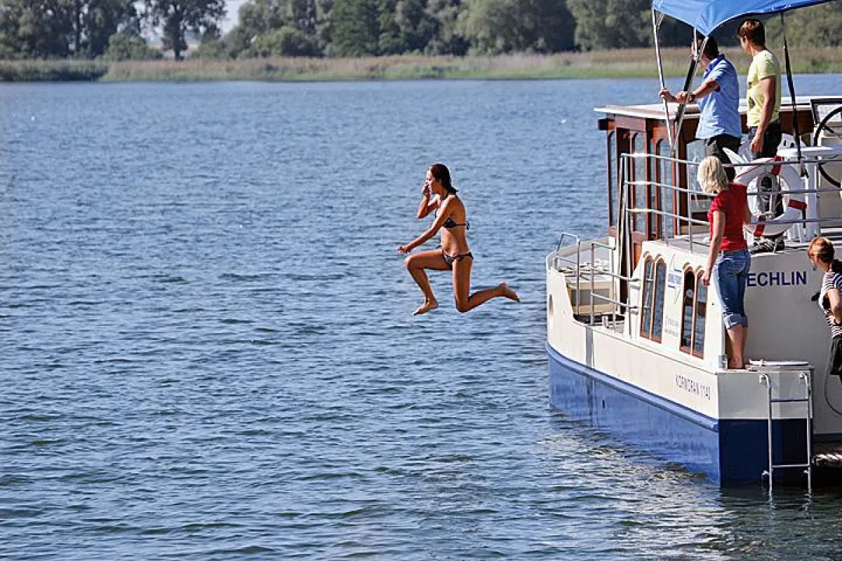 Hausboot als Badeinsel