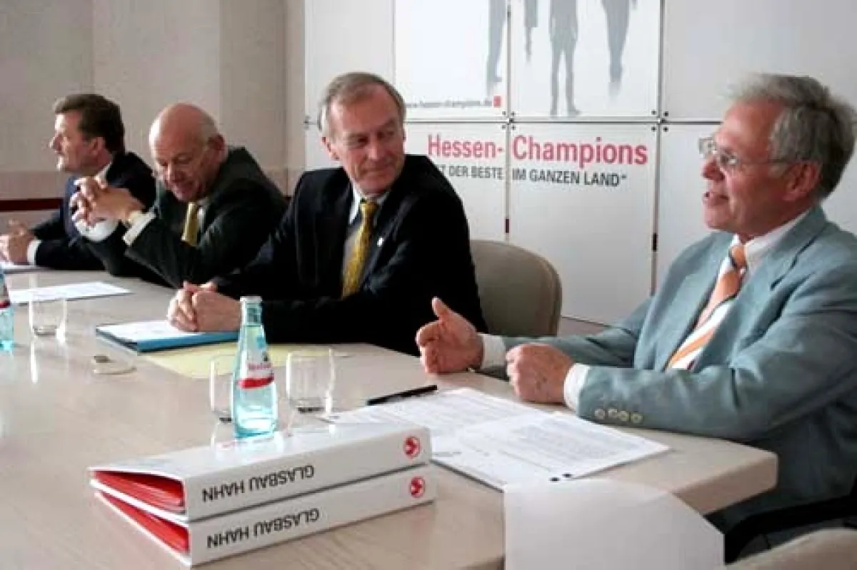von rechts nach links: Till Hahn, Hessen-Champion 2004, eröffnet gemeinsam mit Staatssekretär Bernd Abeln, VhU-Präsident Prof. Dieter Weidemann und VhU-Pressesprecher Dr. Ulrich Kirsch den Wettbewerb