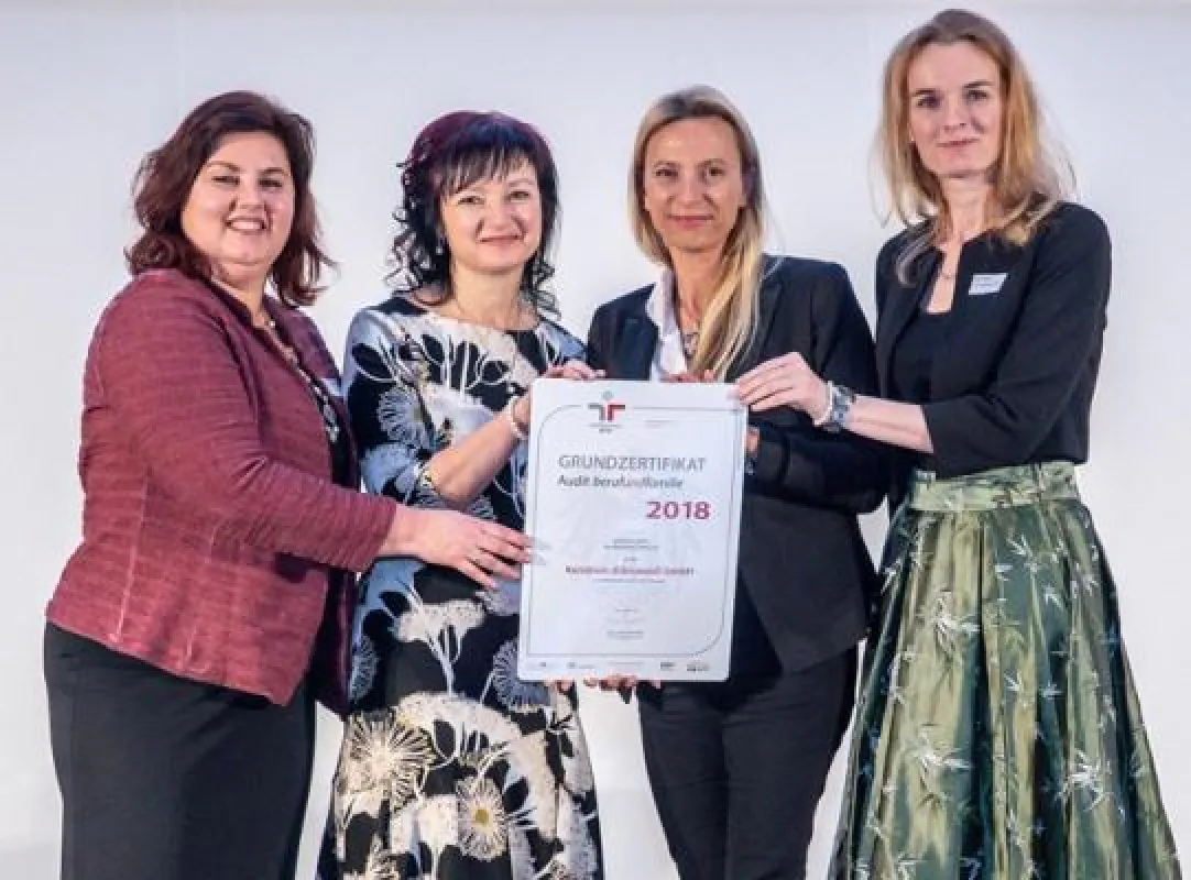 Mag.a Claudia Schenner-Klivinyi (SinnWin), Freigassner, BM Dr. Juliane Bogner-Strauß, Pichlbauer