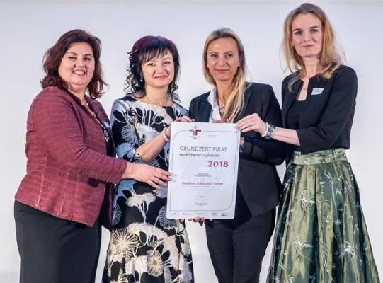 Staatliche Auszeichnung an SinnWin Kundin durch BM Dr. Juliane Bogner-Strauß Bild: Staatliche Auszeichnung an SinnWin Kundin durch BM Dr. Juliane Bogner-Strauß
