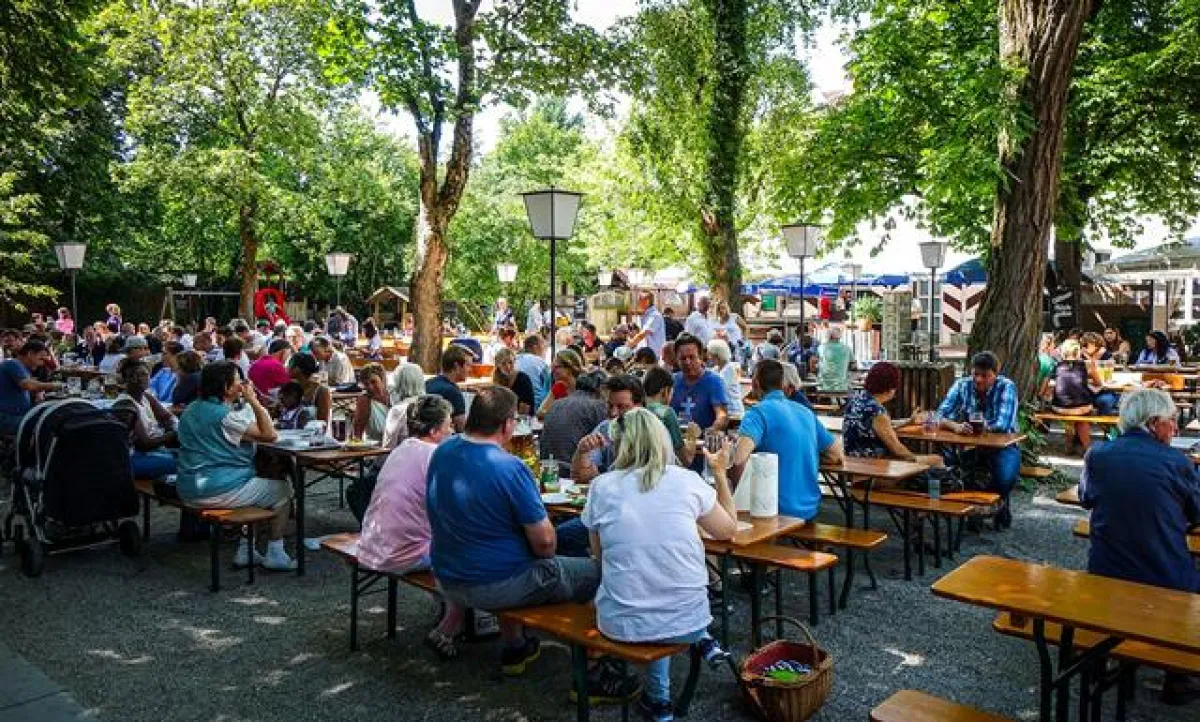 Ausgelassene Biergartenstimmung beim Dankeschön-Mieterfest der GWG-Gruppe.