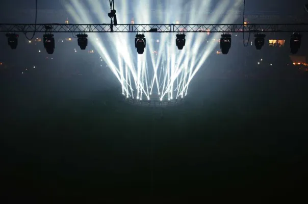 Spektakuläre Lichtshow bei Tribüneneinweihung des FC Union in Berlin Bild: Spektakuläre Lichtshow bei Tribüneneinweihung des FC Union in Berlin