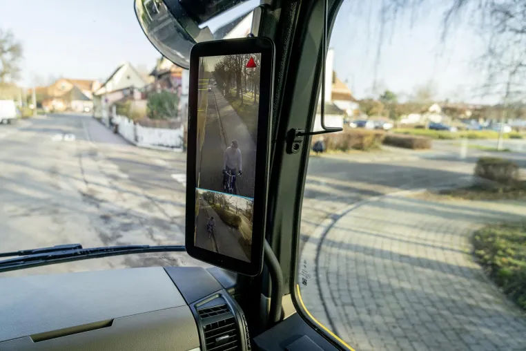 Bild: Sicher unterwegs: Güttler verstärkt Flotte mit Lkw mit Abbiegeassistent