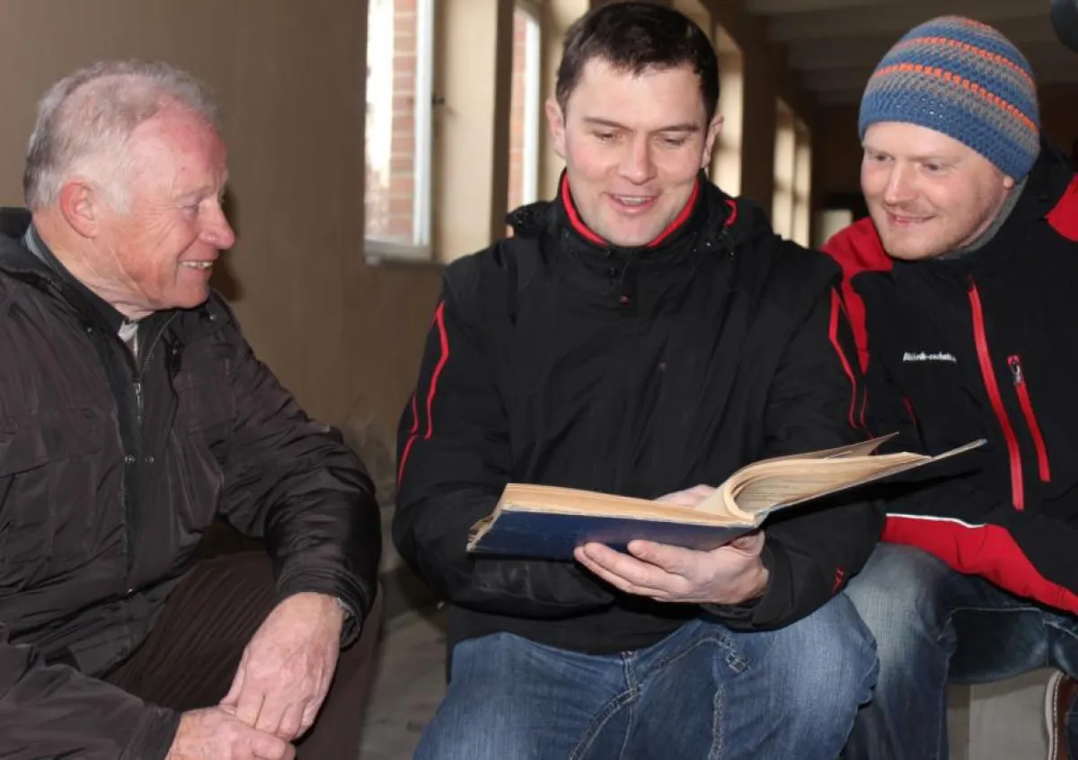 Durchstöbern alte Dokumente: Wilfried Smyra, David Pfennig und Jens Hönisch