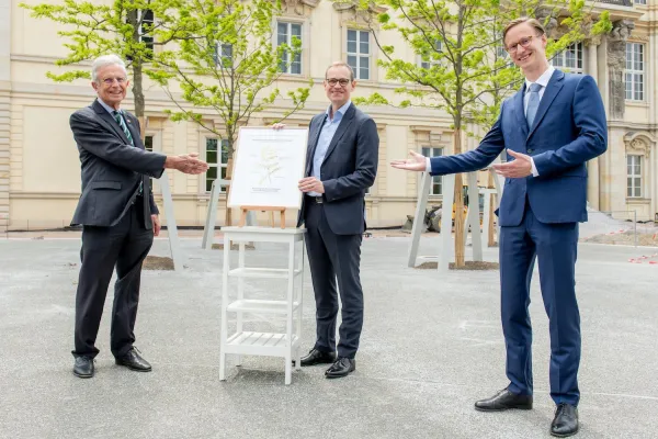 Spende für das Schloss-Umfeld: Fielmann AG spendet 50.000 Euro für Baum-Hain vor dem Berliner Schloss Bild: Spende für das Schloss-Umfeld: Fielmann AG spendet 50.000 Euro für Baum-Hain vor dem Berliner Schloss