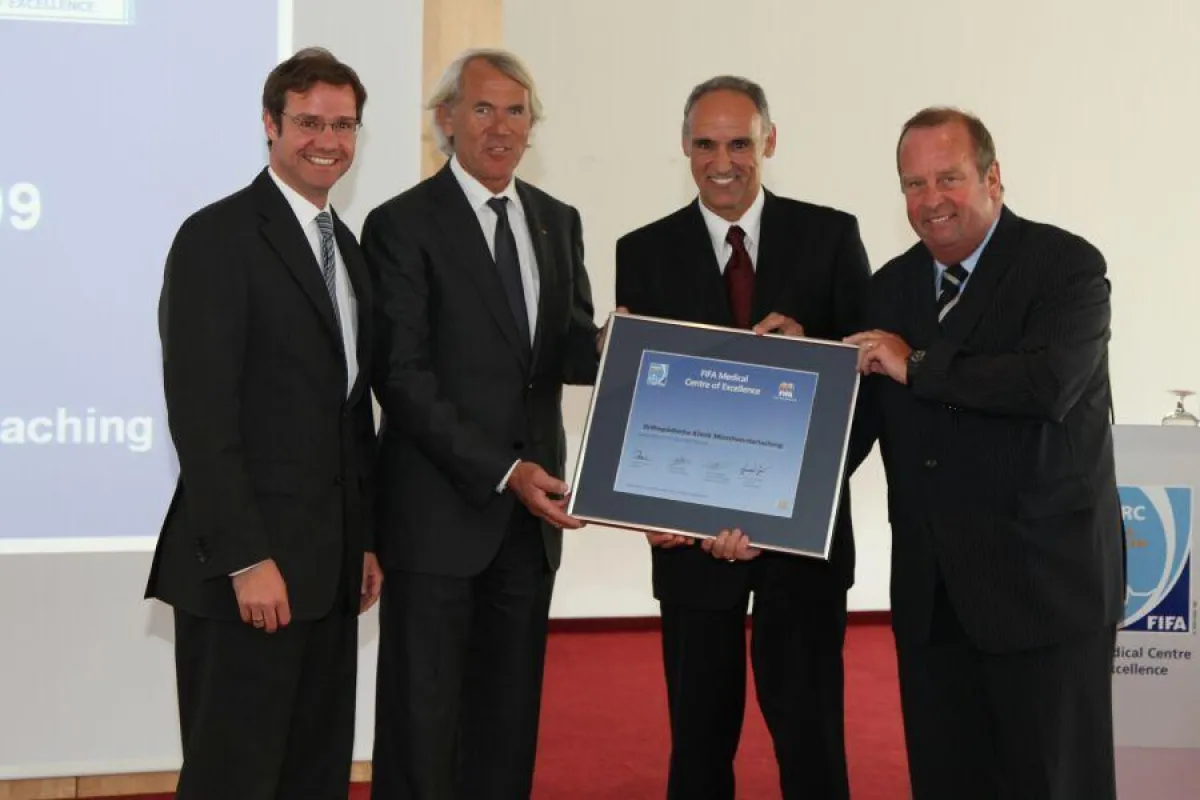 Zertifikatsübergabe: v.l.n.r. Prof. Dr. Martin Halle, Prof. Dr. Jiri Dvorak, Prof. Dr. H. Michael Mayer, Dr. Michel D'Hooghe