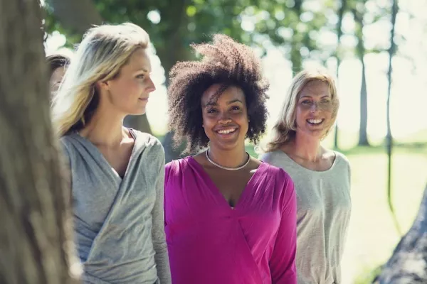 Rauchblau und Fuchsia Akzente sind die me&i Farben im Herbst. Neue schwedische Wohlfühl-Kollektion für Frauen. Bild: Rauchblau und Fuchsia Akzente sind die me&i Farben im Herbst. Neue schwedische Wohlfühl-Kollektion für Frauen.