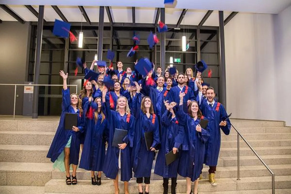 Die ersten Bachelor-Absolventen der EBC Hochschule Stuttgart