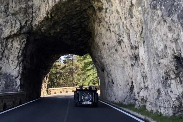 Bild: Ab in die Berge - Cabrio tour Dolomites - Lake Garda /// Herbst 2021