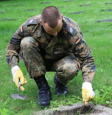 Bild: Volksbund organisiert Bundeswehr-Arbeitseinsatz auf jüdischem Friedhof