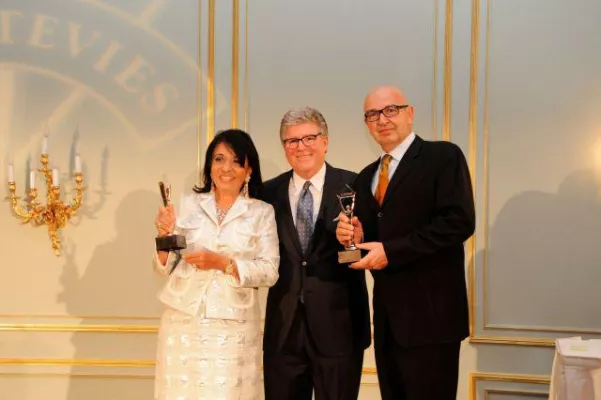 Bild: Regine Sixt nimmt drei Stevie Awards für herausragende Kommunikation von Sixt entgegen